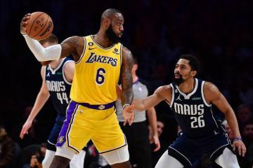 开云体育-独行侠斩落雄鹿，詹姆斯成为关键先生