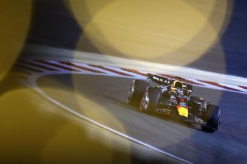 开云体育在线-阿斯顿马丁险胜法拉利，塞恩斯点燃赛场