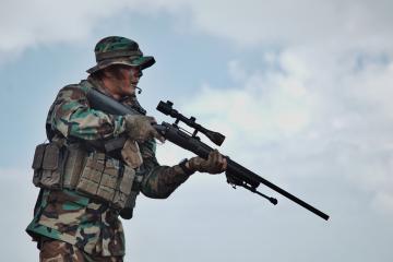 开云体育入口-荣耀与瞬影，足球世界里的两种决定性瞬间