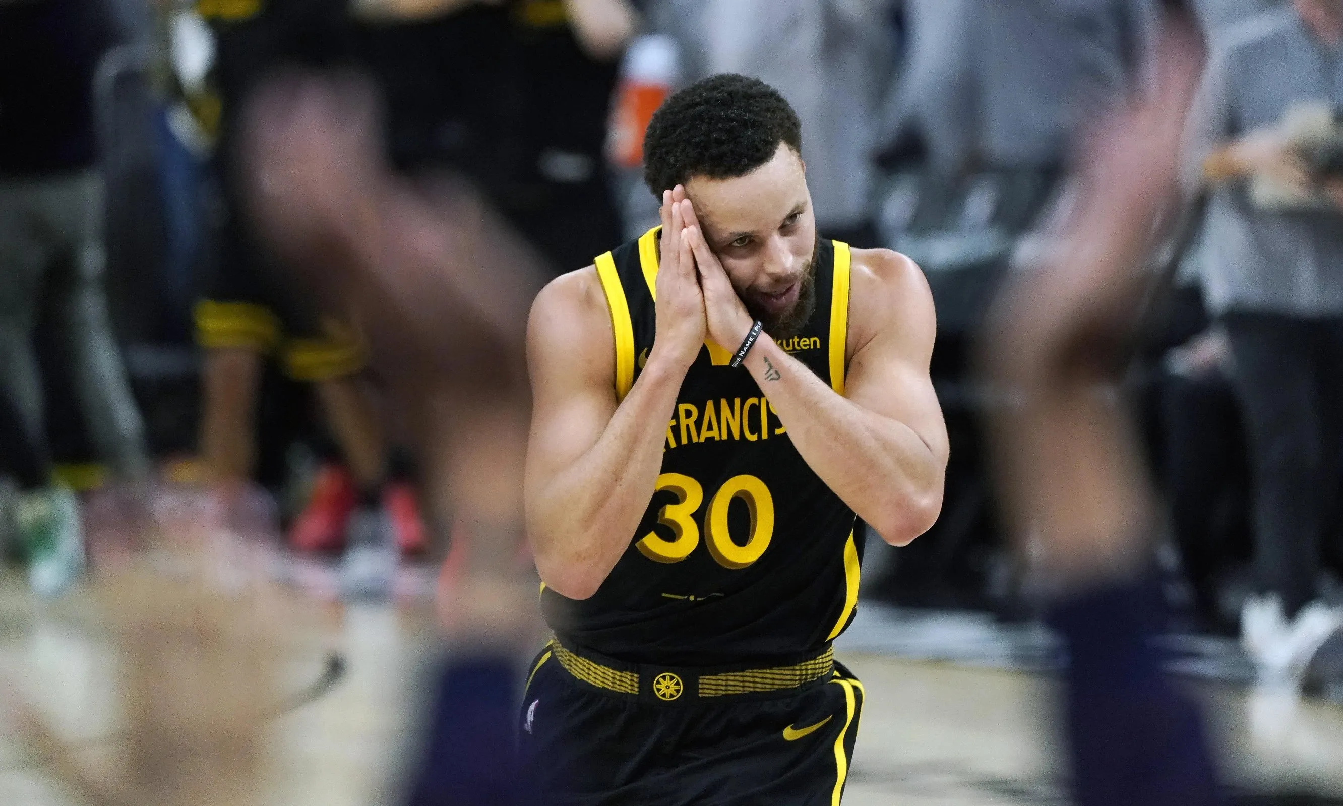 开云体育中国-勇士小胜马刺,库里关键时刻发威