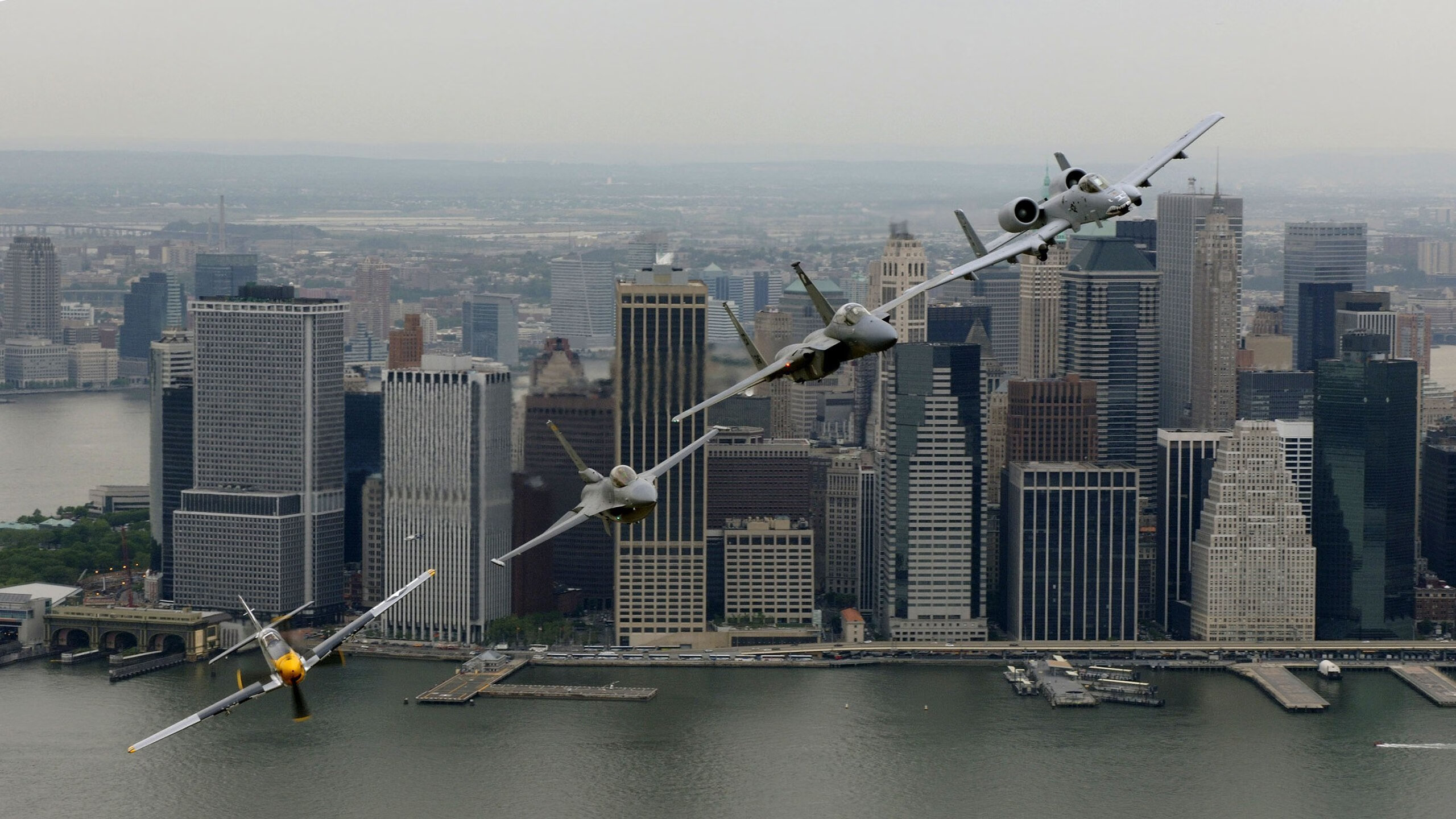 开云体育在线-极速与红蓝的碰撞,当F1争冠战在洪都拉斯变成国家德比