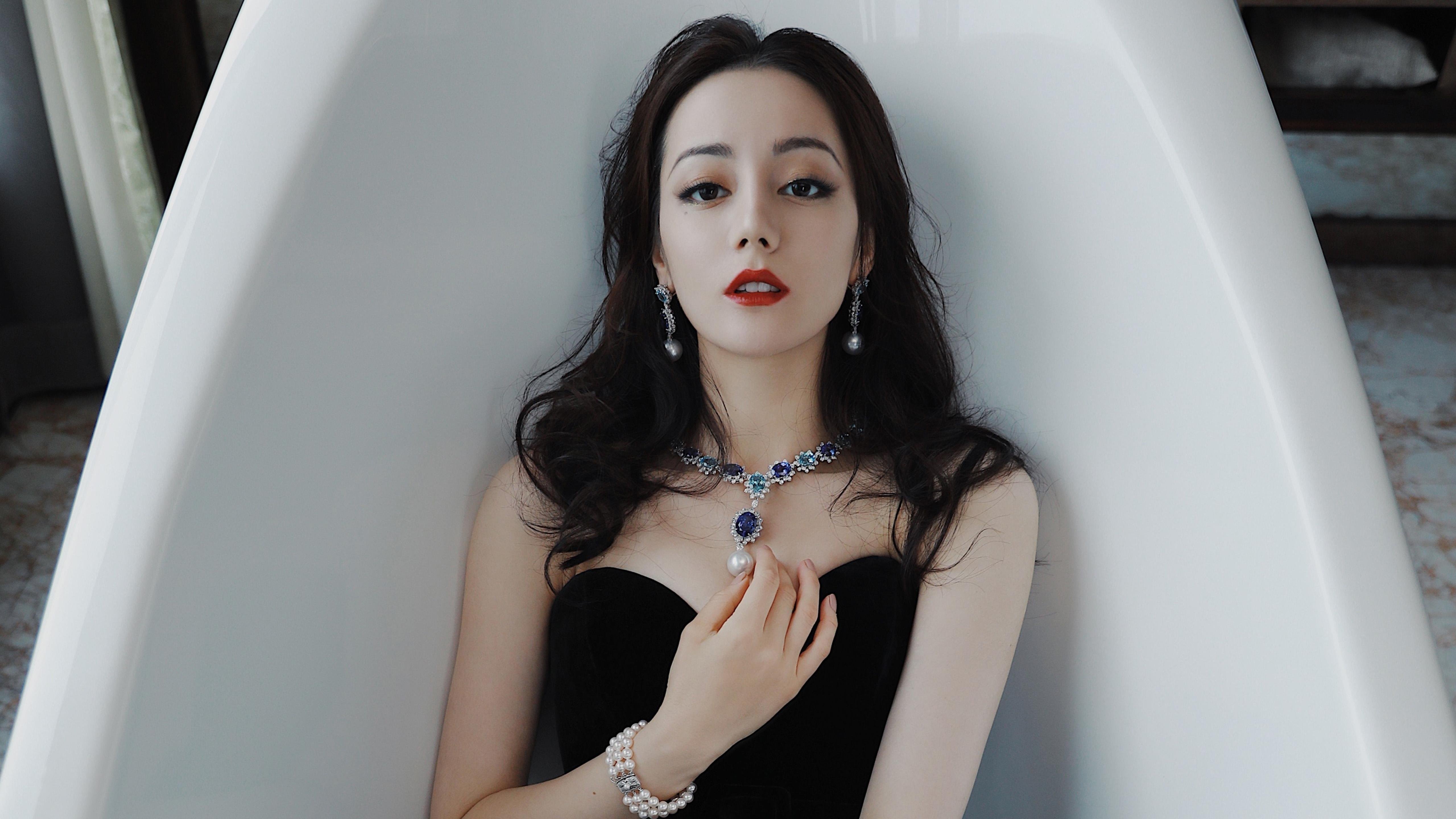 开云体育在线-足球风暴，德甲争冠焦点战白热化，喀麦隆淘汰赛惊险过关亚特兰大